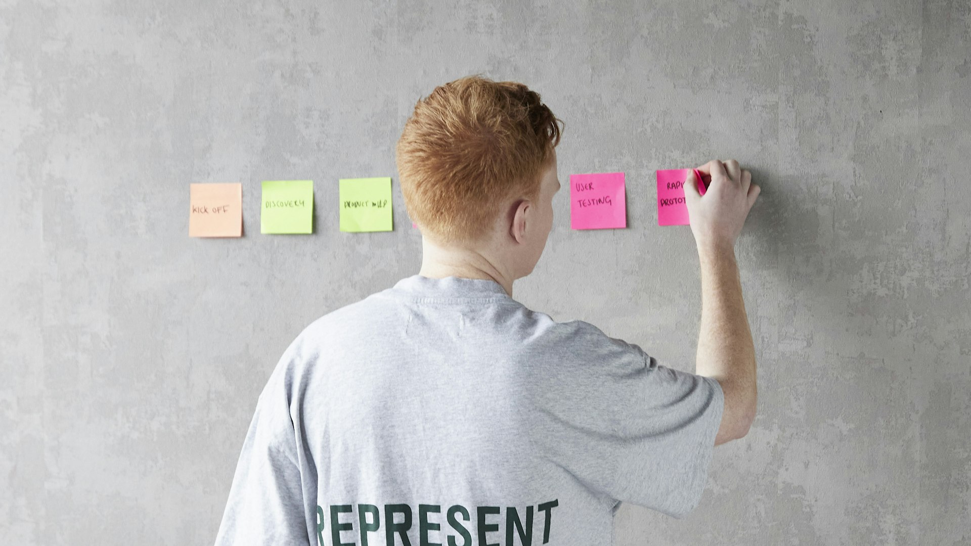 Professionnel devant un mur de notes lors d’un atelier de conduite du changement
