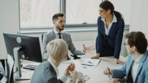 Professionnels réunis pour préparer un plan de développement des compétences