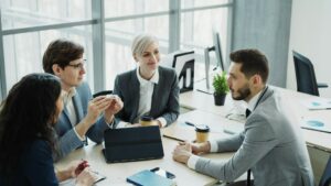 Équipe en réunion efficace pour prendre des décisions et répartir les actions