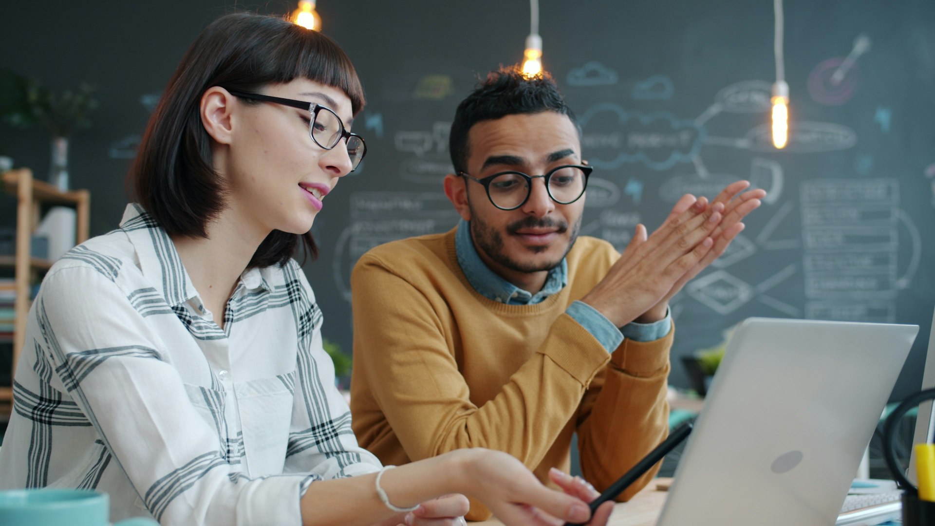 Deux collègues utilisent un ordinateur portable pendant une formation Copilot en entreprise