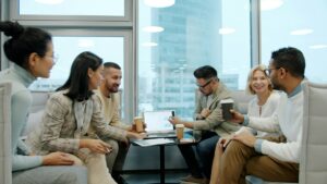 Manager échangeant avec une équipe diverse pendant une réunion de travail
