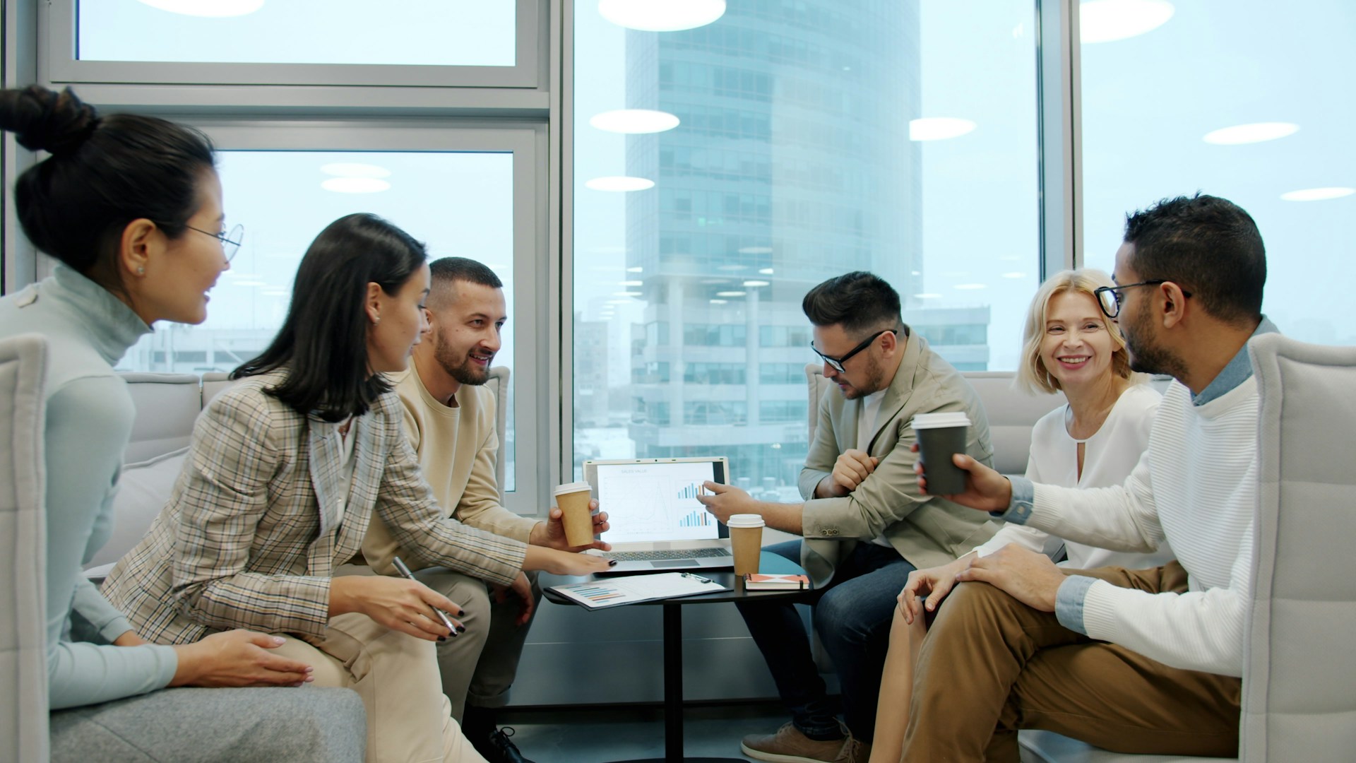 Manager échangeant avec une équipe diverse pendant une réunion de travail