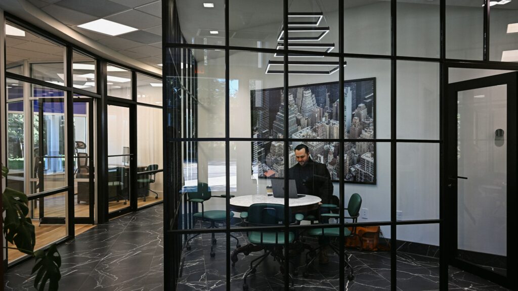 Professionnel travaillant sur un ordinateur portable dans un espace de réunion moderne